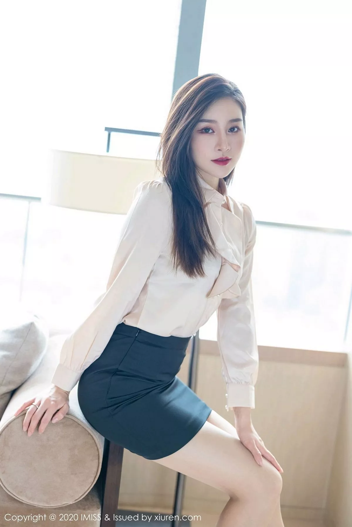 秀人集.com_[IMISS爱蜜社]Vol.528_气质美女Vanessa经典职场制服主题沙发上性感内衣完美诱惑写真71P