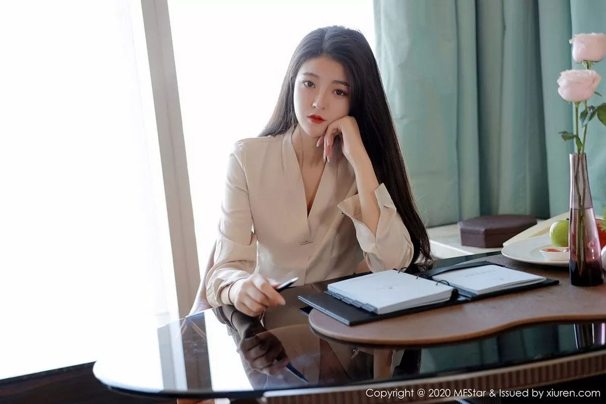 秀人集.com_[MFStar模范学院]Vol.418_嫩模Laura苏雨彤职场秘书OL主题黑短裙配肉丝裤袜诱惑写真41P