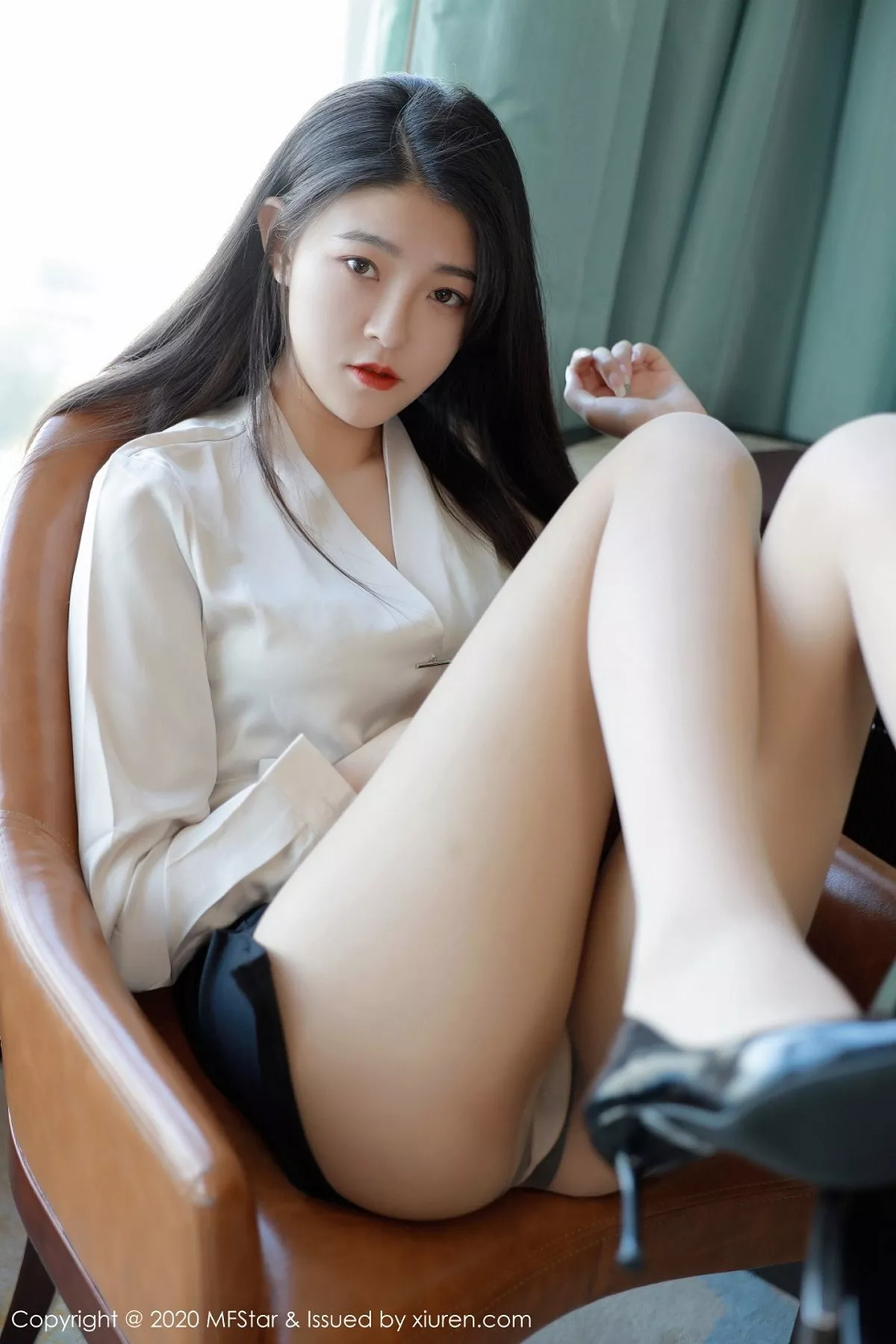 秀人集.com_[MFStar模范学院]Vol.418_嫩模Laura苏雨彤职场秘书OL主题黑短裙配肉丝裤袜诱惑写真41P