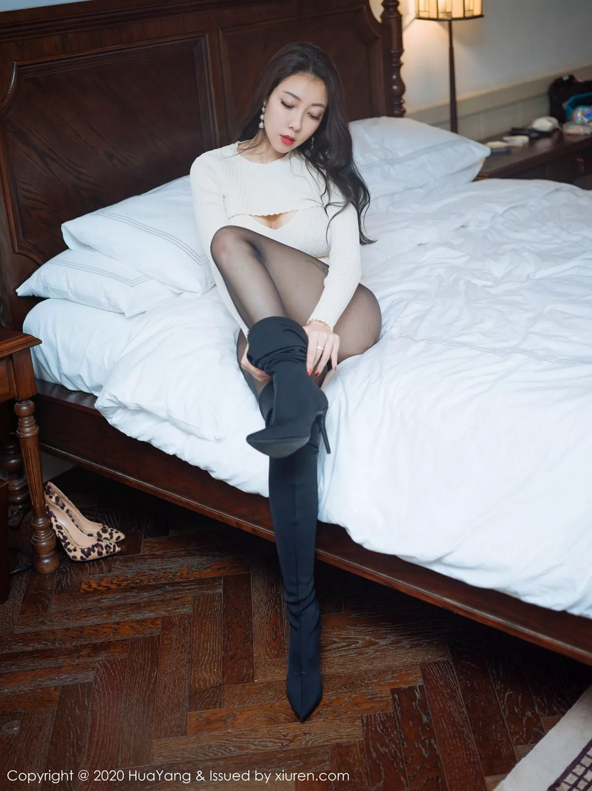 秀人集.com_[HuaYang花漾]Vol.331_女神果儿Victoria杭州旅拍私房深V毛衣配无内黑丝裤袜诱惑写真54P