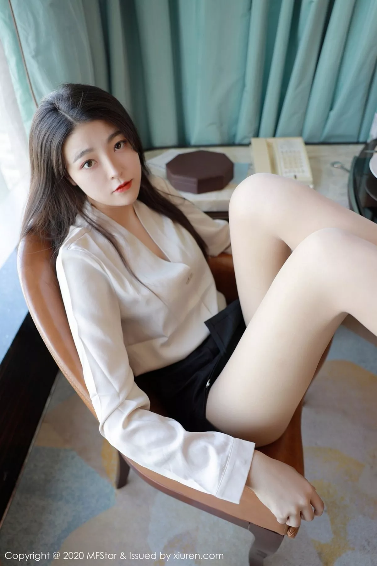 秀人集.com_[MFStar模范学院]Vol.418_嫩模Laura苏雨彤职场秘书OL主题黑短裙配肉丝裤袜诱惑写真41P