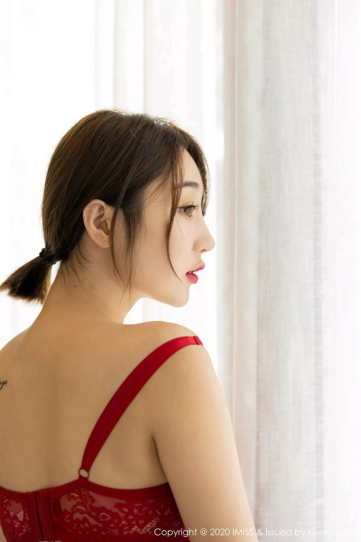 秀人集.com_[IMISS爱蜜社]Vol.523_嫩模九月生_心愿旅拍泳池性感泳衣+红色比基尼完美诱惑写真64P