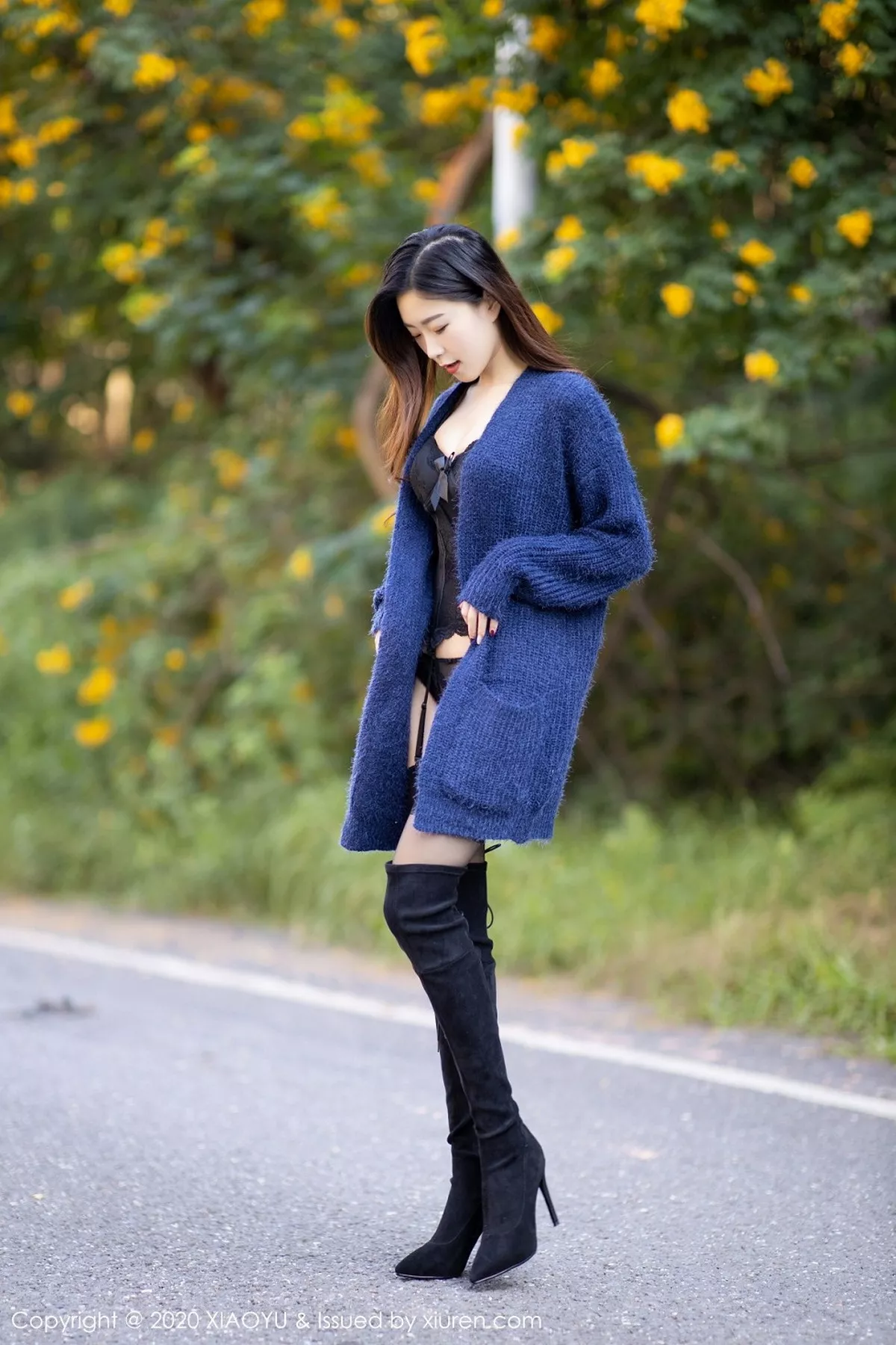 秀人集.com_[XiaoYu画语界]Vol.422_嫩模杨紫嫣Cynthia户外车拍主题情趣内衣配黑丝吊袜诱惑写真72P