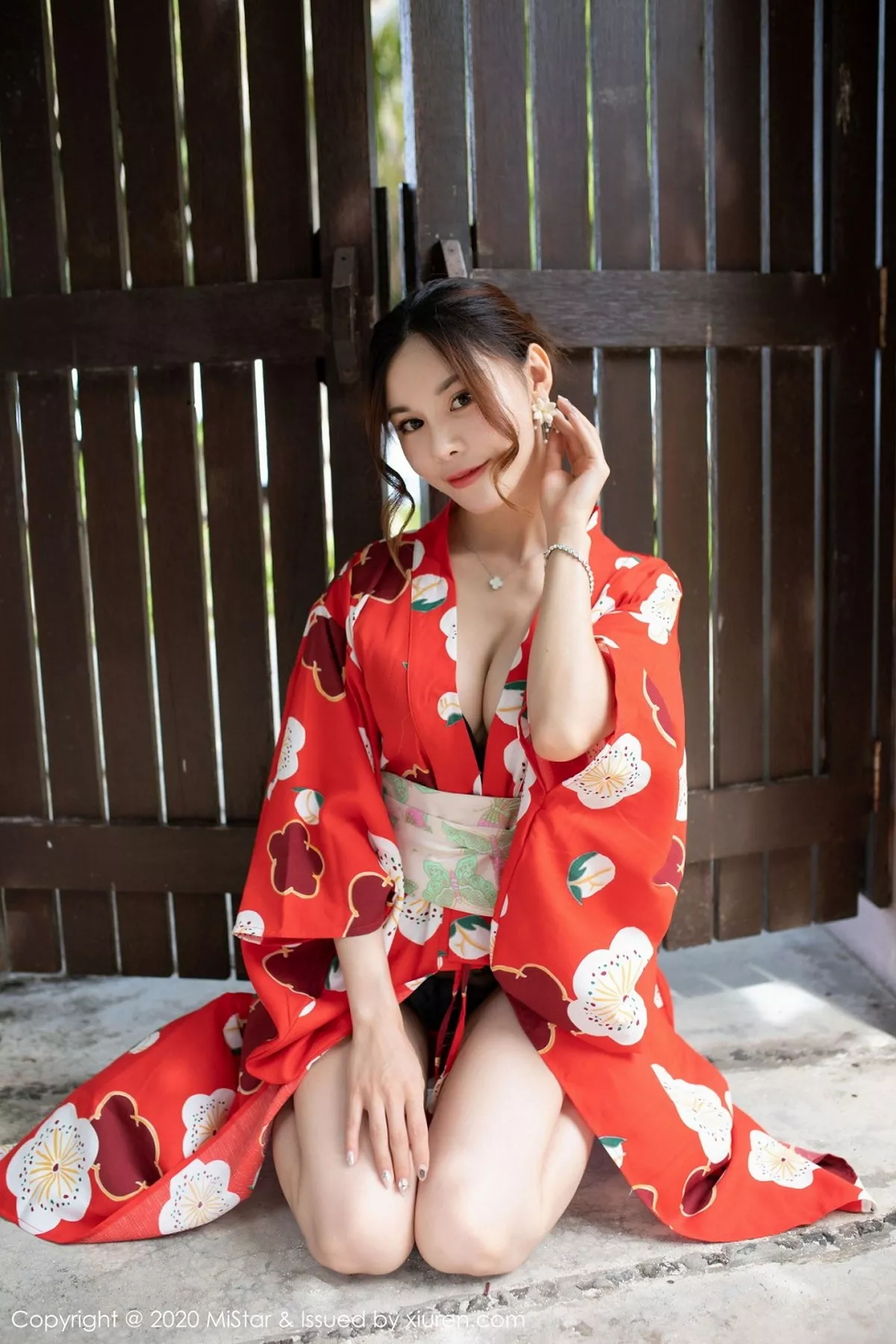 秀人集.com_[MiStar魅妍社]Vol.326_嫩模沈佳熹私房鲜艳红色和服半露酥胸白嫩美腿诱惑写真45P