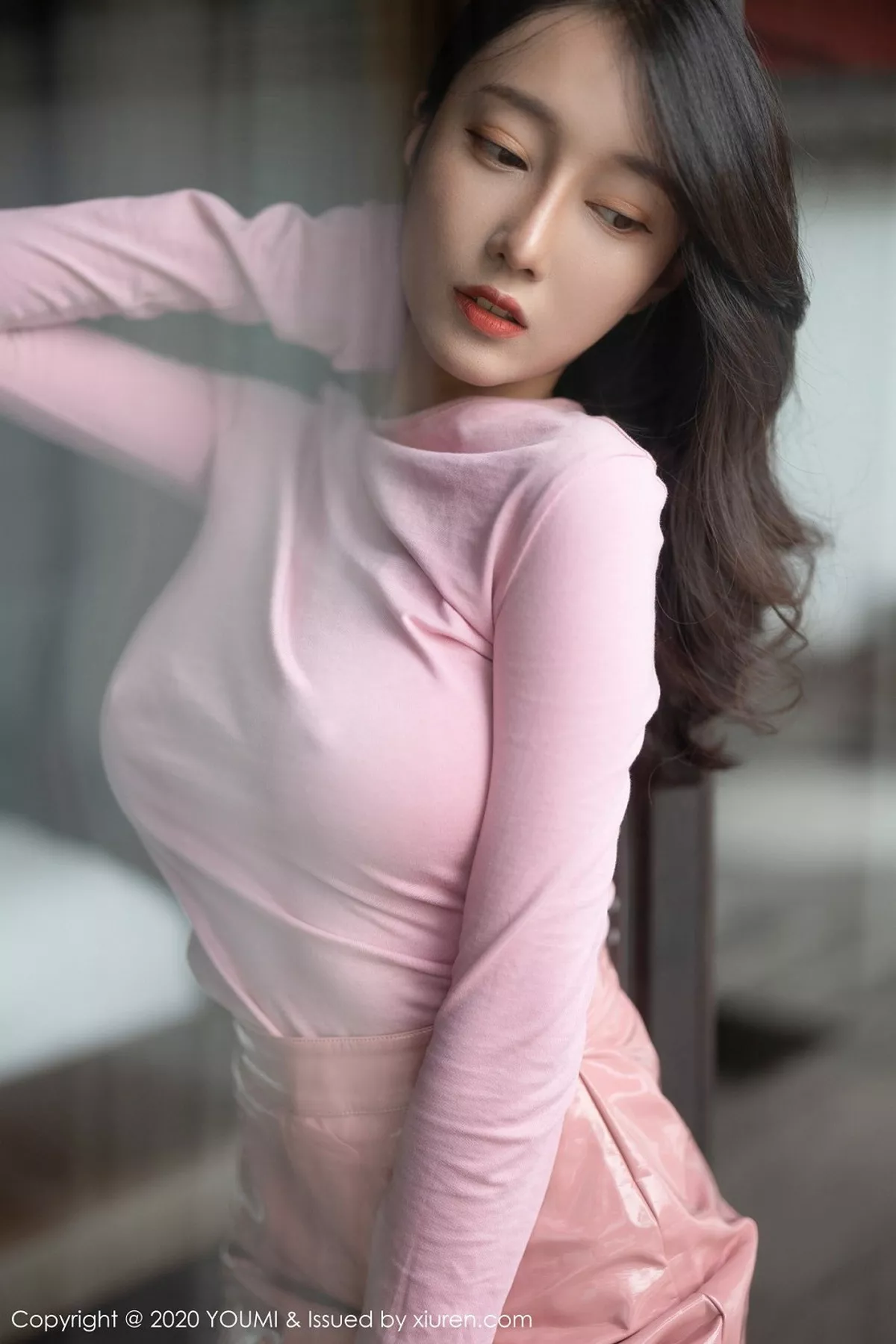 秀人集.com_[YouMi尤蜜荟]Vol.567_模特玥儿玥er粉色都市OL风格装扮半脱露肉丝裤袜诱惑写真55P