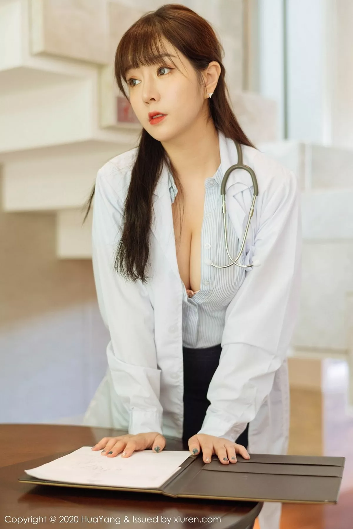 秀人集.com_[HuaYang花漾]Vol.334_女神王雨纯西双版纳旅拍医生剧情主题超薄肉丝裤袜诱惑写真73P