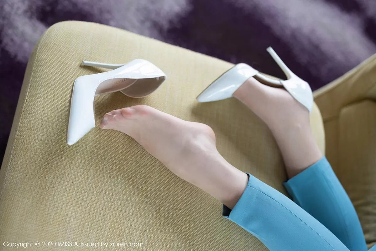 秀人集.com_[IMISS爱蜜社]Vol.532_气质美女Vanessa浅蓝典雅职业装半脱露性感内衣撩人诱惑写真48P