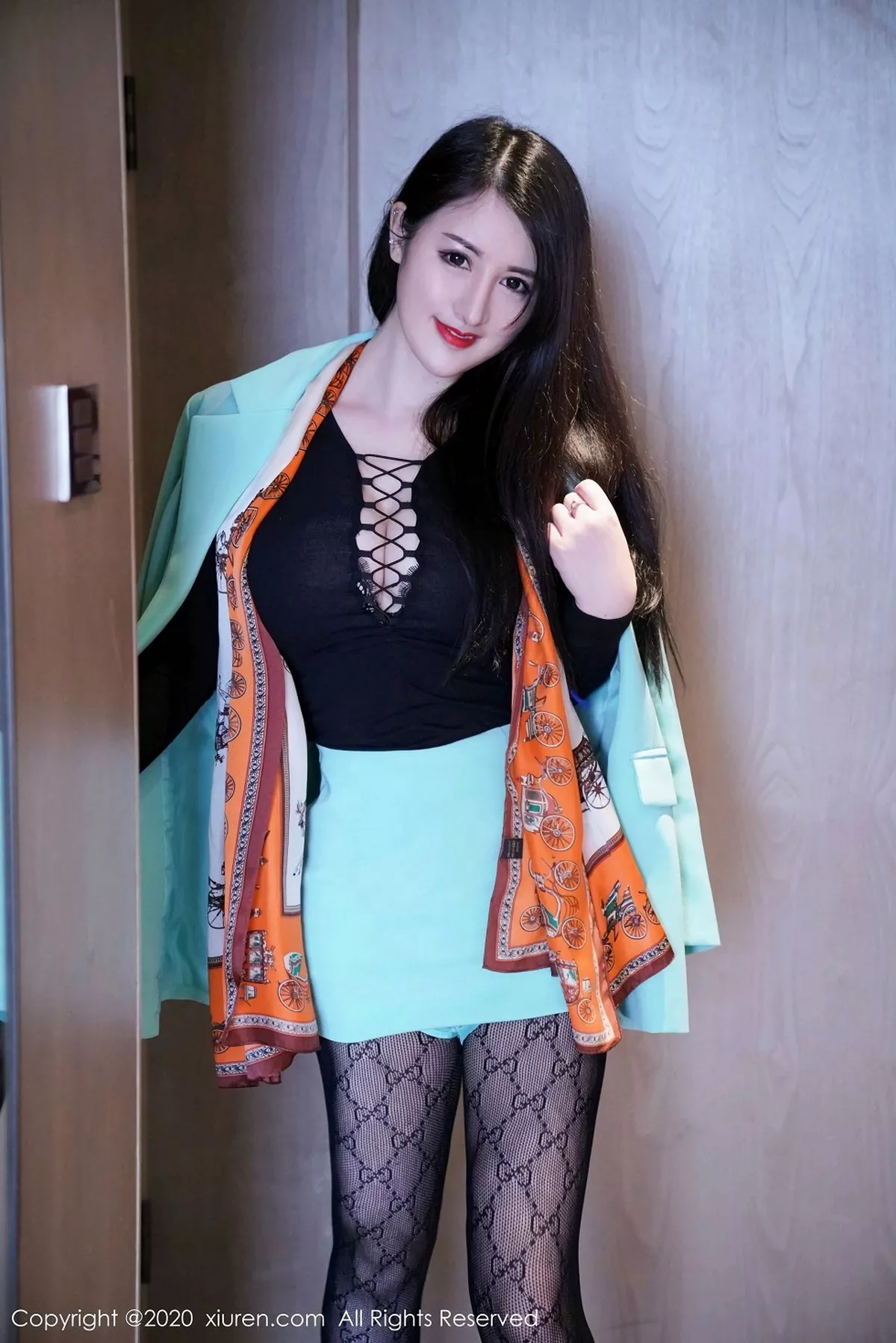 秀人集.com_[XiuRen秀人网]No.2861_嫩模诗诗kiki魅惑车拍OL主题黑色缕空网袜秀翘臀撩人诱惑写真86P