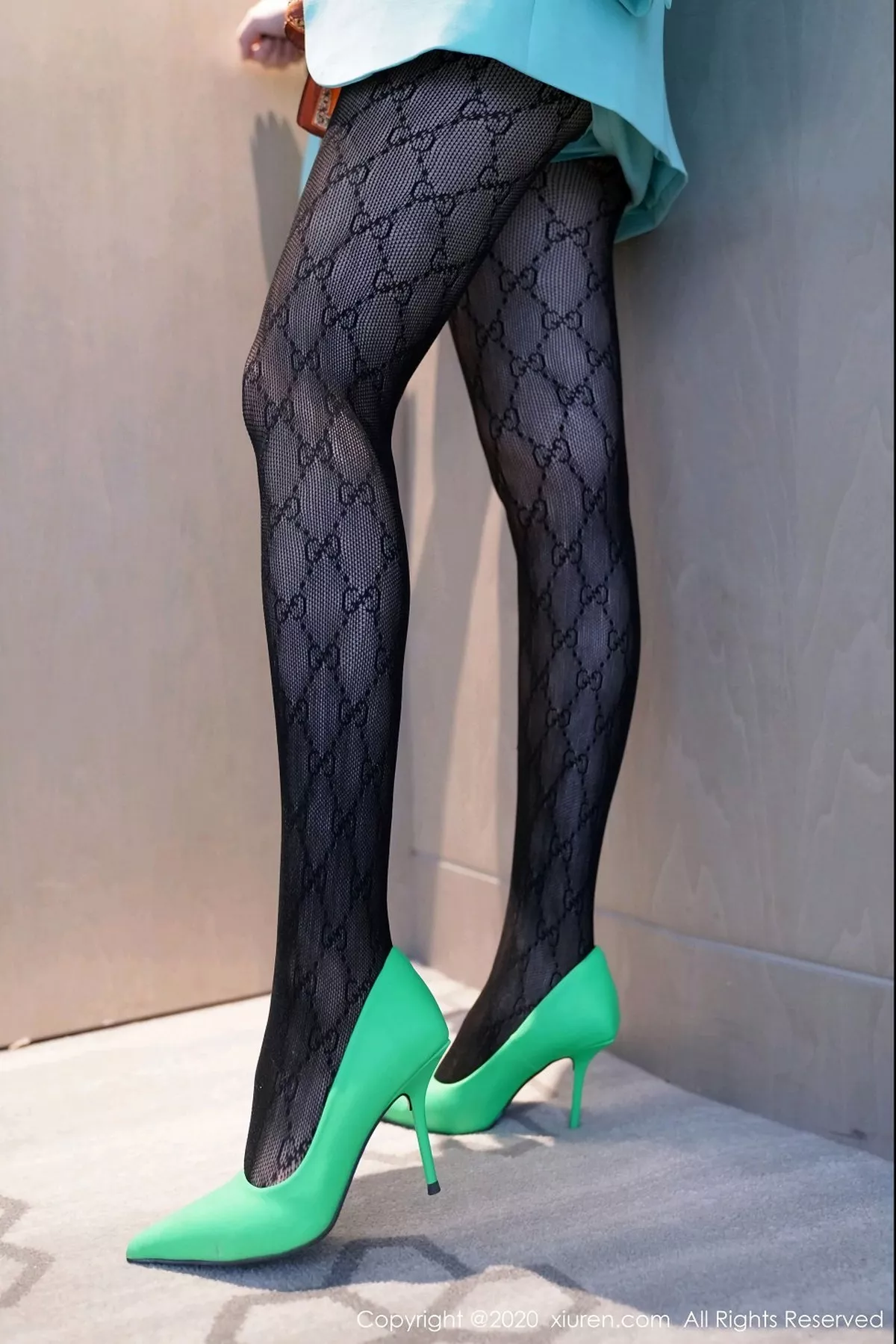 秀人集.com_[XiuRen秀人网]No.2861_嫩模诗诗kiki魅惑车拍OL主题黑色缕空网袜秀翘臀撩人诱惑写真86P