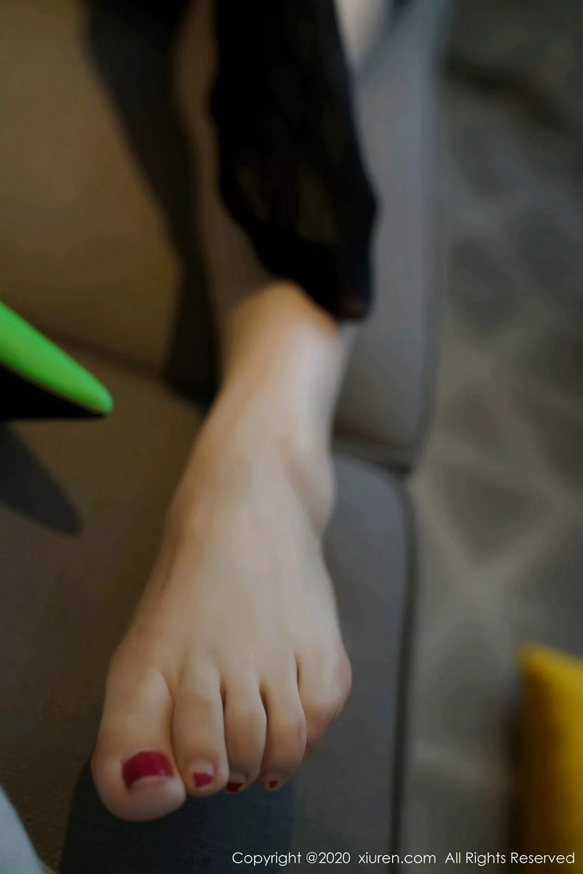 秀人集.com_[XiuRen秀人网]No.2861_嫩模诗诗kiki魅惑车拍OL主题黑色缕空网袜秀翘臀撩人诱惑写真86P