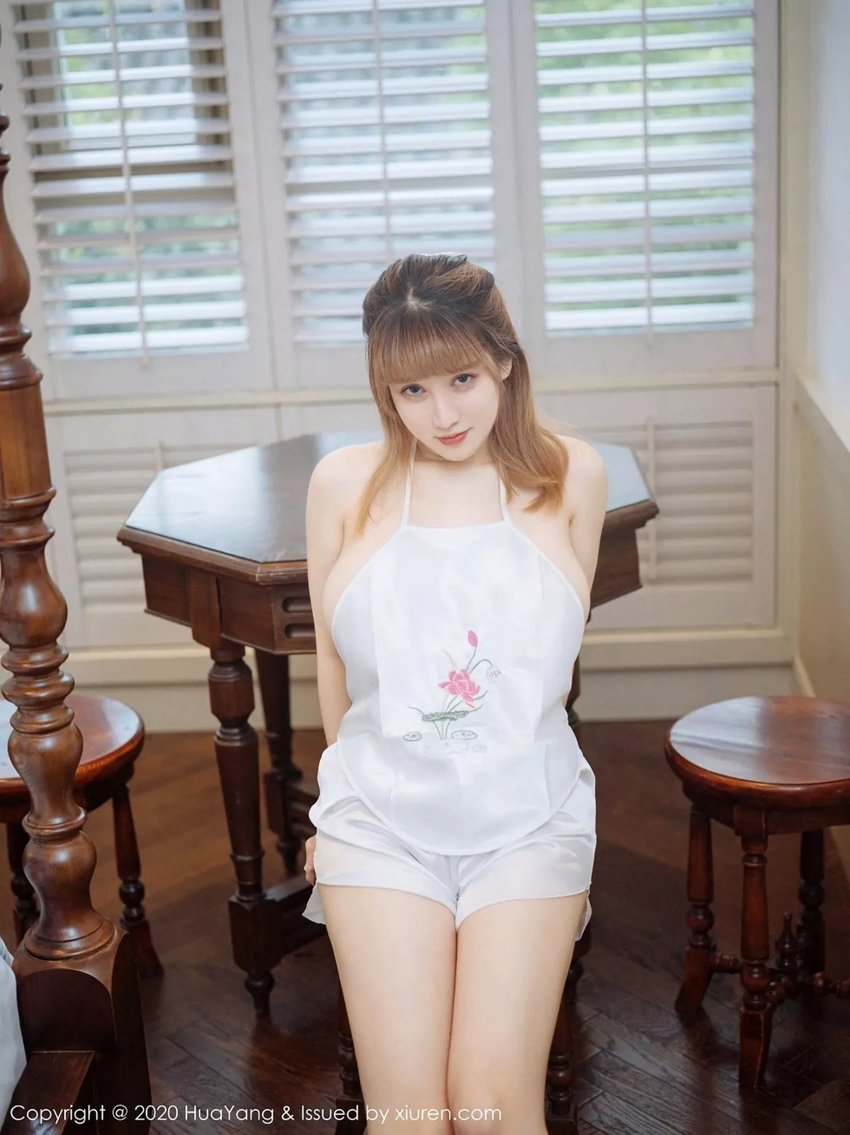 秀人集.com_[HuaYang花漾]Vol.336_嫩模周大萌杭州旅拍纯白丝质肚兜半脱露傲人豪乳极致诱惑写真40P