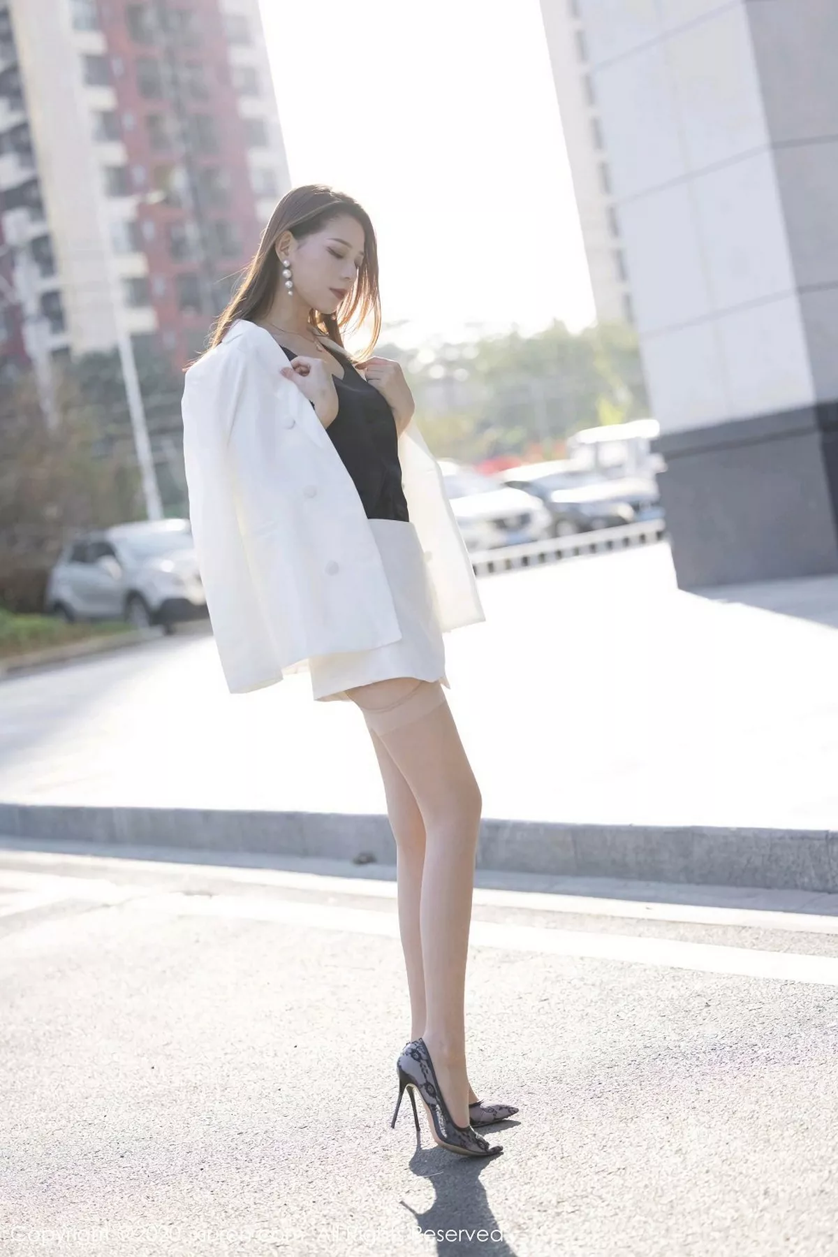 秀人集.com_[XiuRen秀人网]No.2868_嫩模言沫淡雅白色职业装主题半脱露开档肉丝裤袜撩人诱惑写真62P