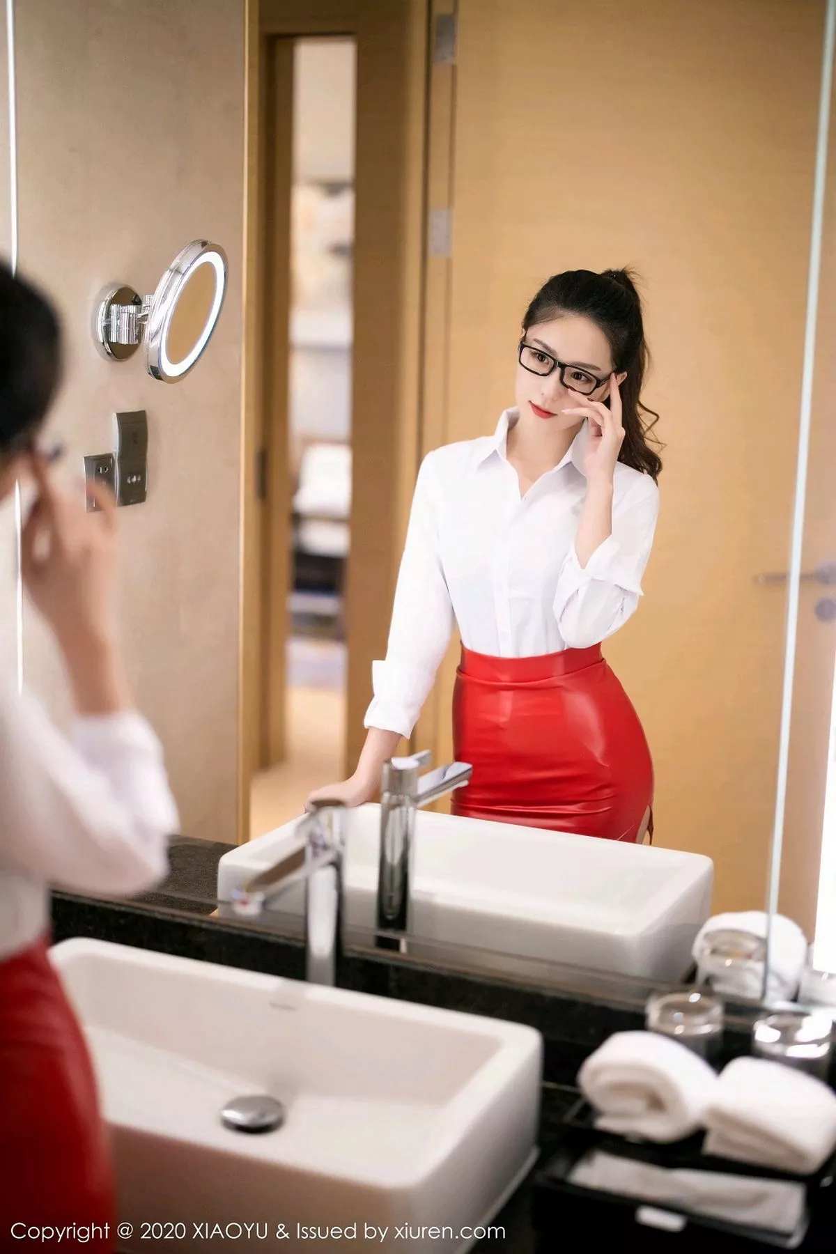 秀人集.com_[XiaoYu画语界]Vol.427_嫩模杨紫嫣Cynthia性感白衬衣配红短裙半撩露翘臀诱惑写真50P