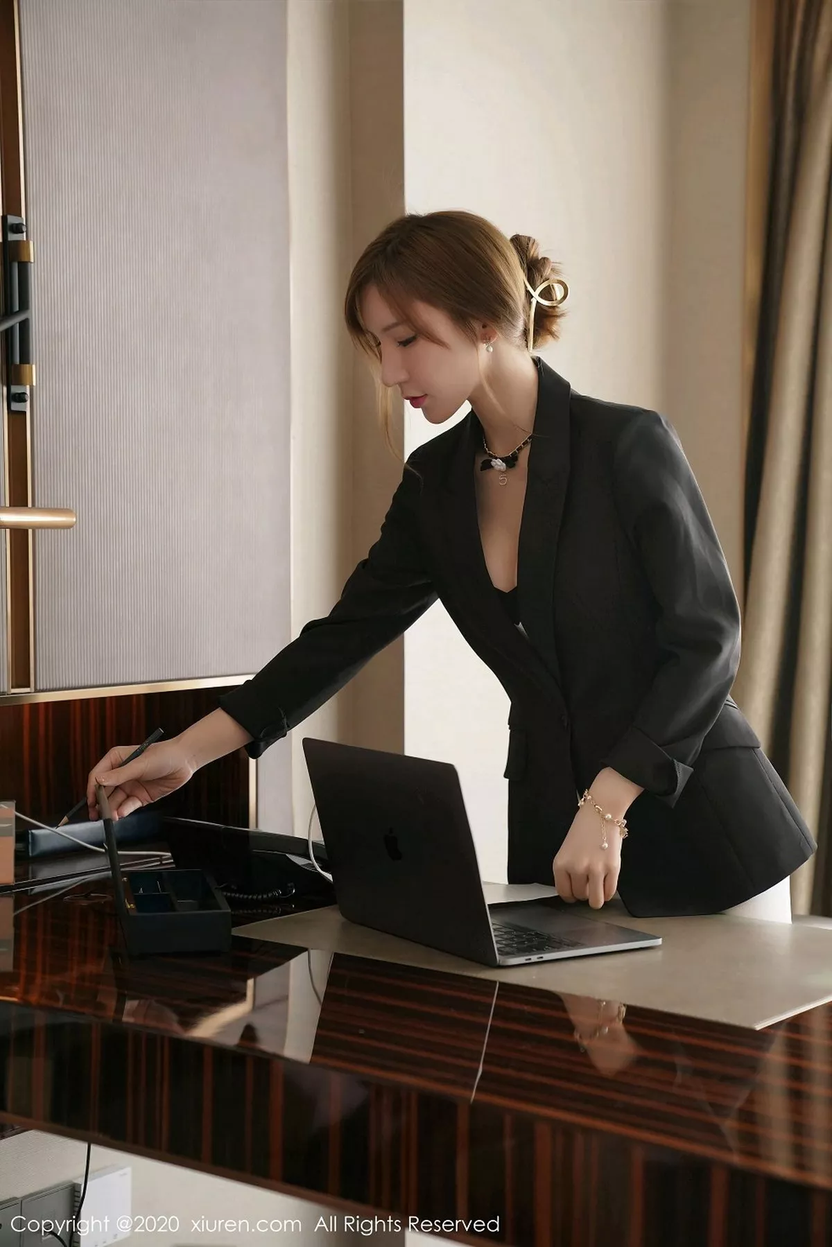 秀人集.com_[XiuRen秀人网]No.2885_女神周于希Sandy职场OL剧情主题私房半脱肉丝裤袜极致诱惑写真113P