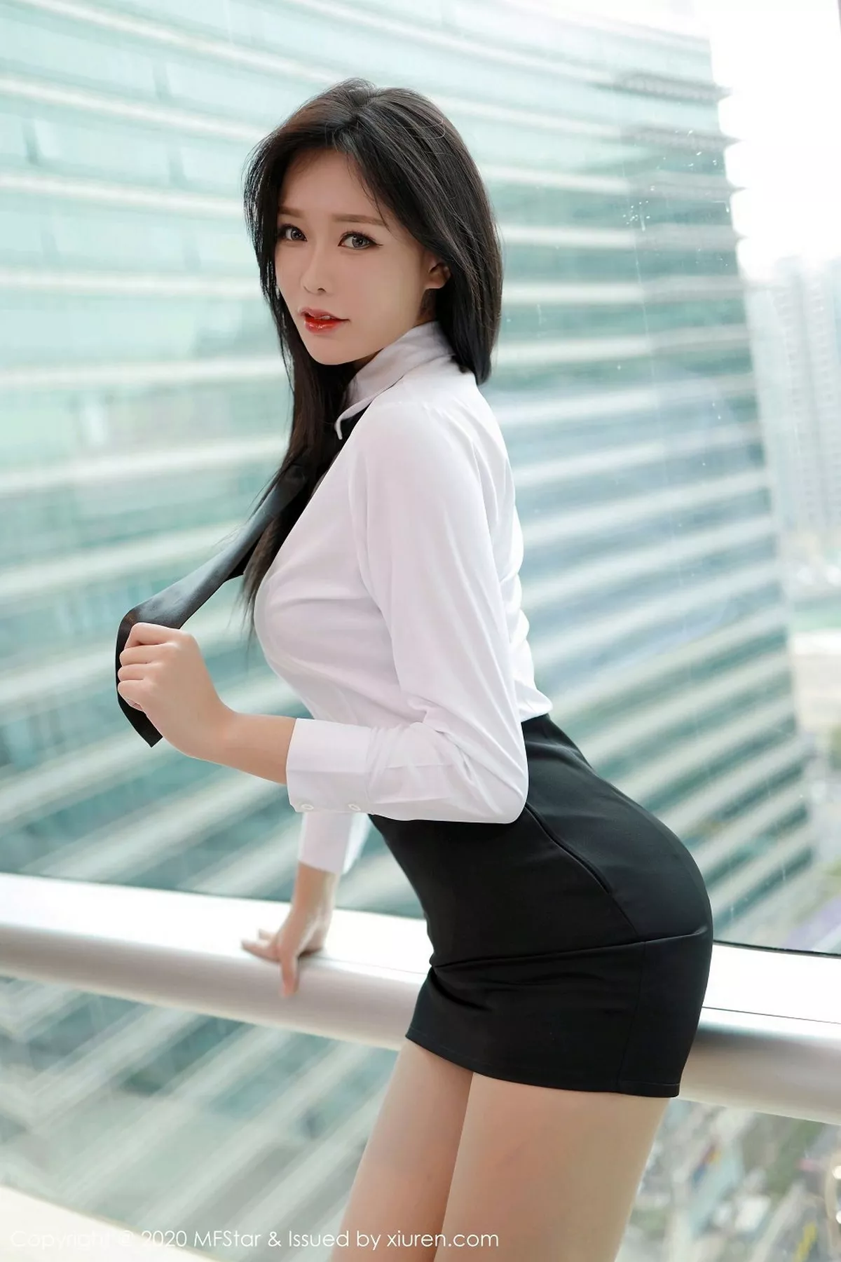 秀人集.com_[MFStar模范学院]Vol.423_嫩模娜比经典白衬衫配黑短裙半脱露肉丝裤袜撩人诱惑写真60P