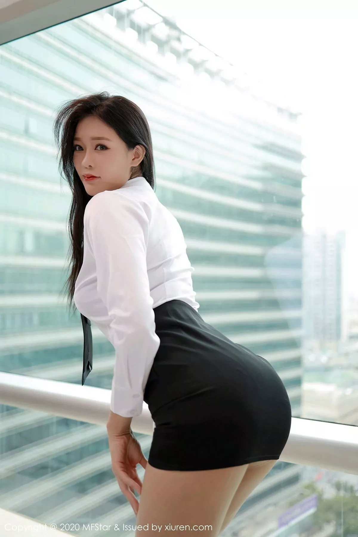秀人集.com_[MFStar模范学院]Vol.423_嫩模娜比经典白衬衫配黑短裙半脱露肉丝裤袜撩人诱惑写真60P