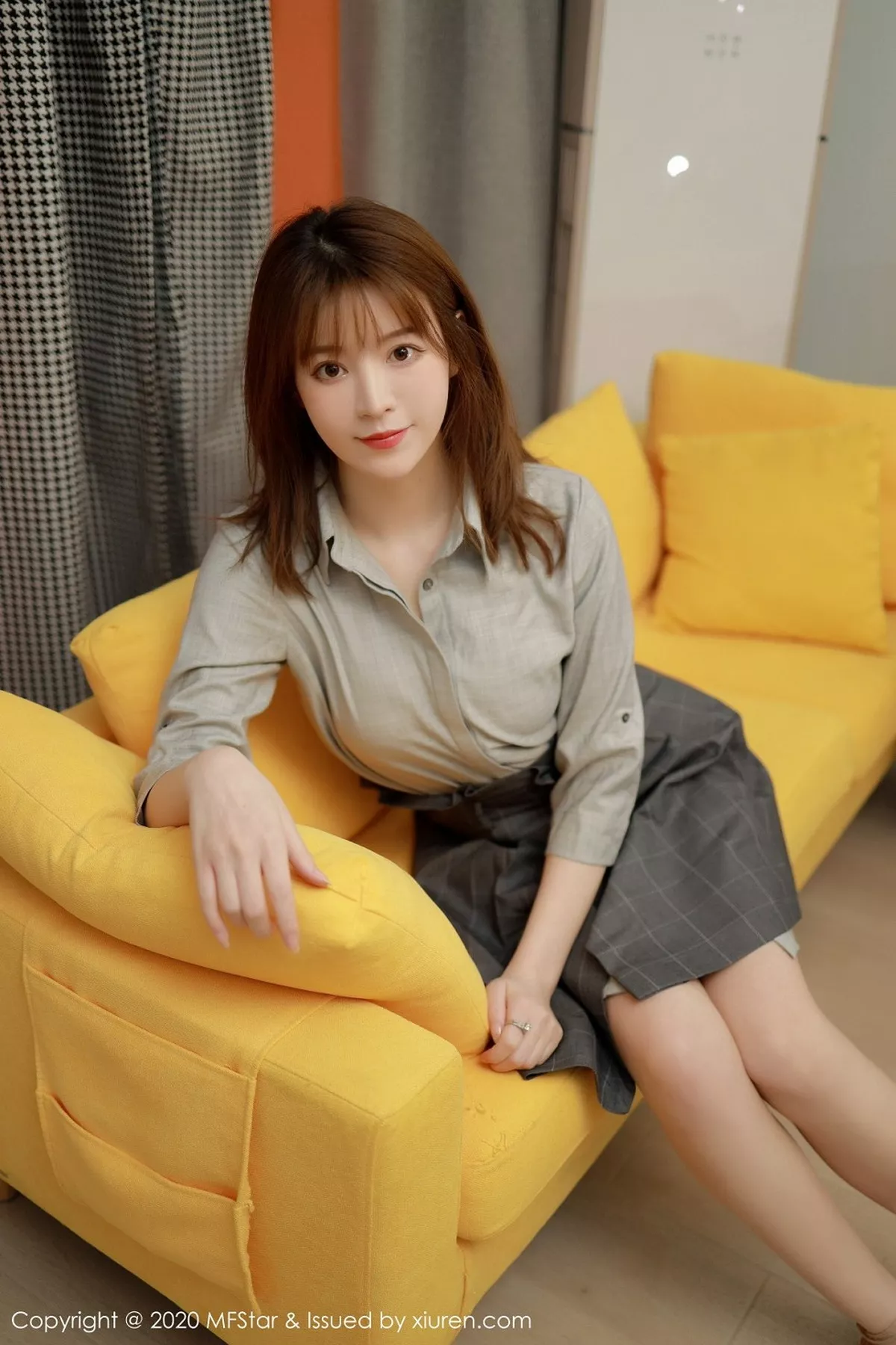 秀人集.com_[MFStar模范学院]Vol.424_嫩模Yoo优优四川旅拍灰色职场制服半脱露性感内衣诱惑写真60P