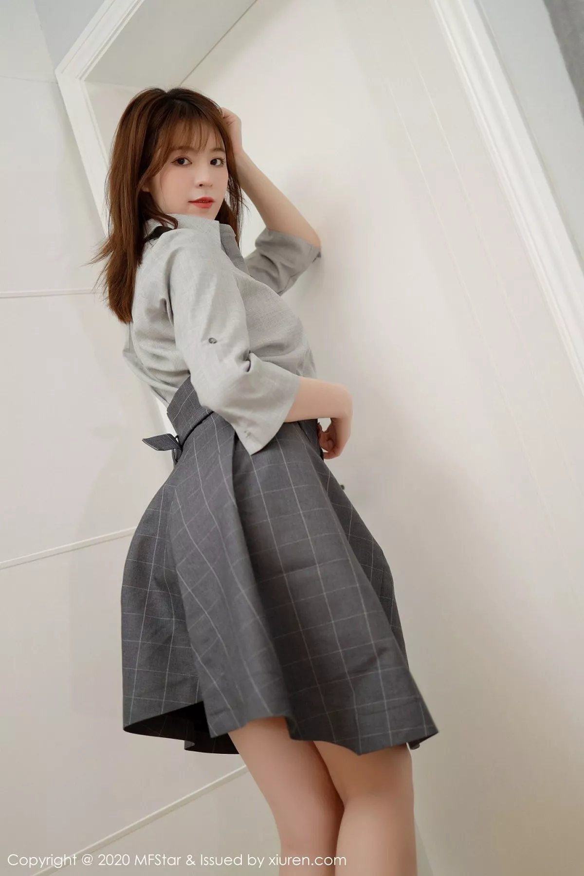 秀人集.com_[MFStar模范学院]Vol.424_嫩模Yoo优优四川旅拍灰色职场制服半脱露性感内衣诱惑写真60P