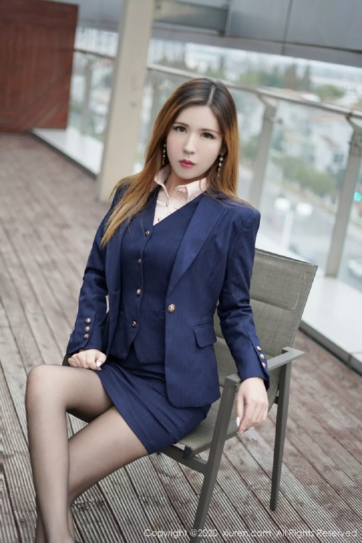 秀人集.com_[XiuRen秀人网]No.2889_新人模特Isabelle贵贵私房职场制服半脱露开档黑丝裤袜诱惑写真54P