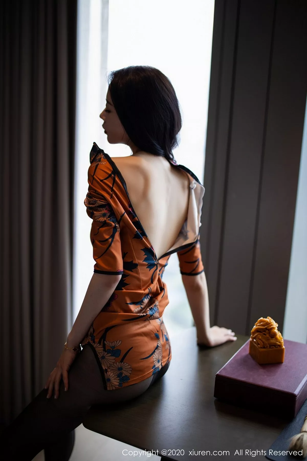 秀人集.com_[XiuRen秀人网]No.2899_嫩模梦心月心愿旅拍古韵旗袍配无内黑丝裤袜秀翘臀极致魅惑写真122P