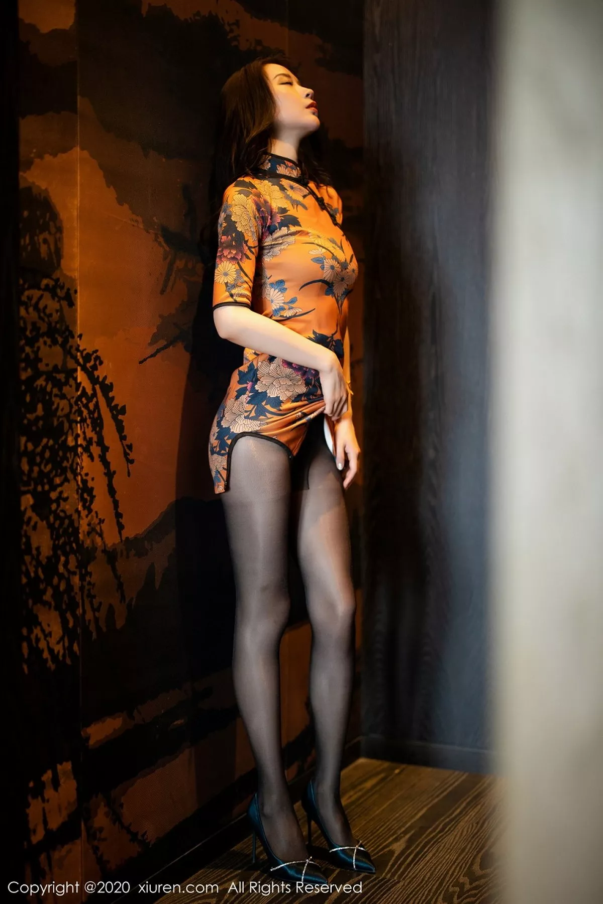 秀人集.com_[XiuRen秀人网]No.2899_嫩模梦心月心愿旅拍古韵旗袍配无内黑丝裤袜秀翘臀极致魅惑写真122P