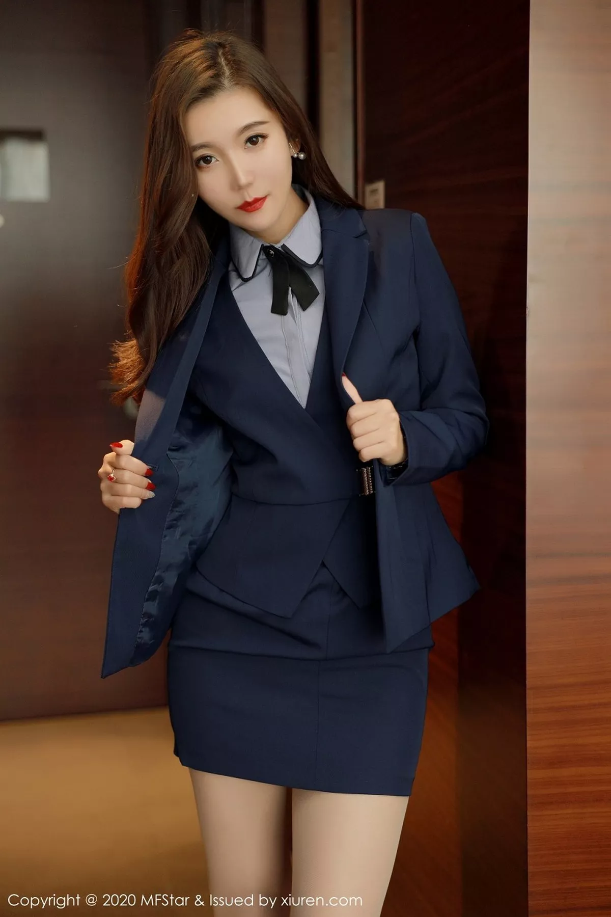 秀人集.com_[MFStar模范学院]Vol.425_嫩模艾静香职场职业装主题半脱露无内肉丝秀翘臀诱惑写真44P