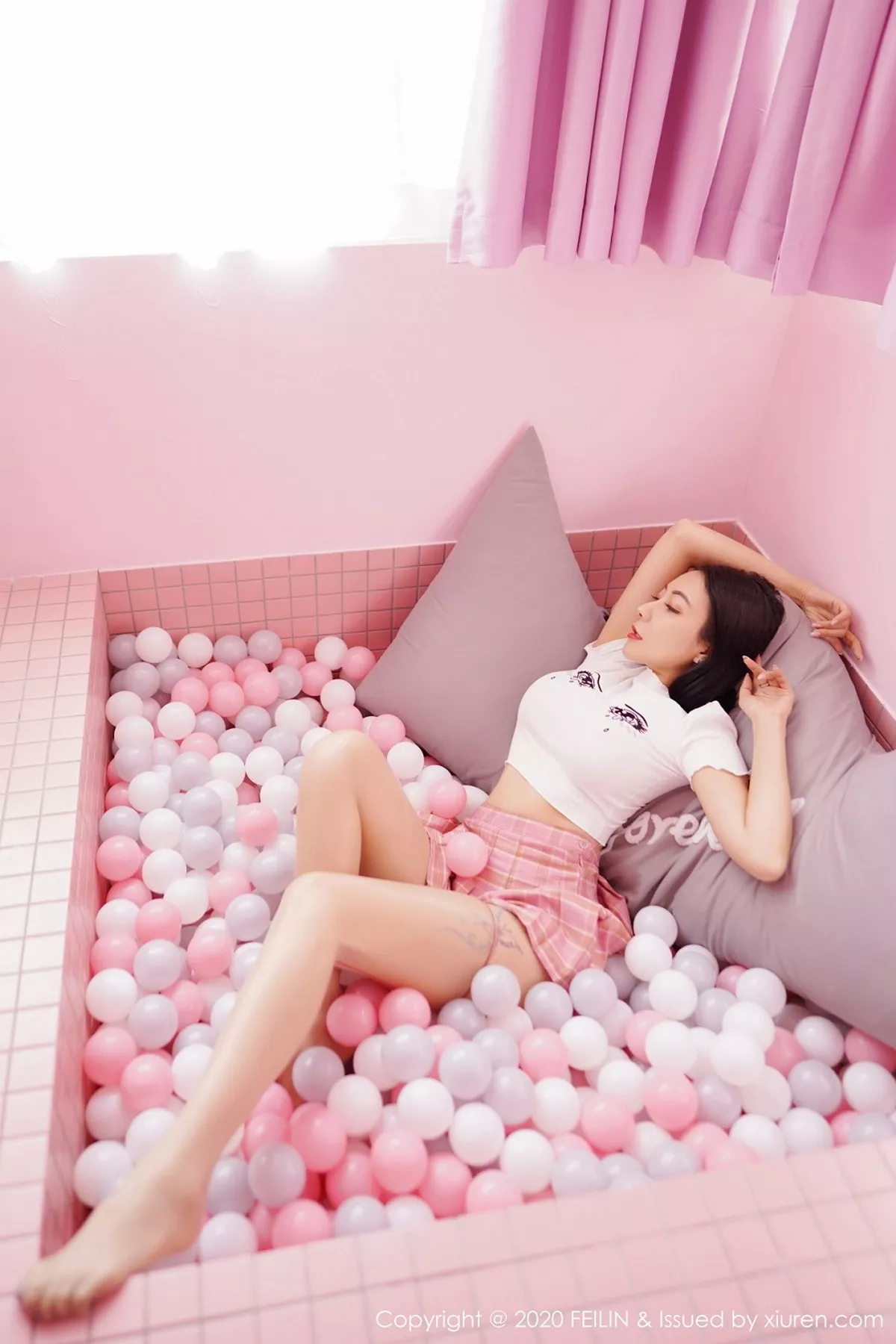 秀人集.com_[FeiLin嗲囡囡]VOL.353_御姐果儿Victoria粉色波波池JK制服+比基尼秀豪乳诱惑写真51P