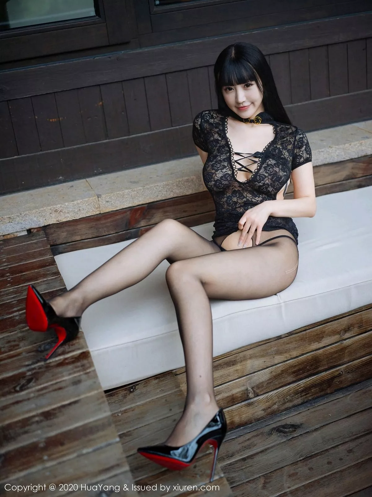 秀人集.com_[HuaYang花漾]Vol.324_女神朱可儿Flower杭州旅拍开档黑丝裤袜秀翘臀极致诱惑写真52P