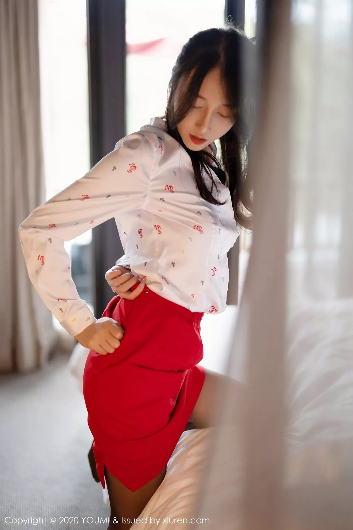 秀人集.com_[YouMi尤蜜荟]Vol.582_美人玥儿玥er杭州旅拍红色空乘制服半脱秀火辣身材诱惑写真95P