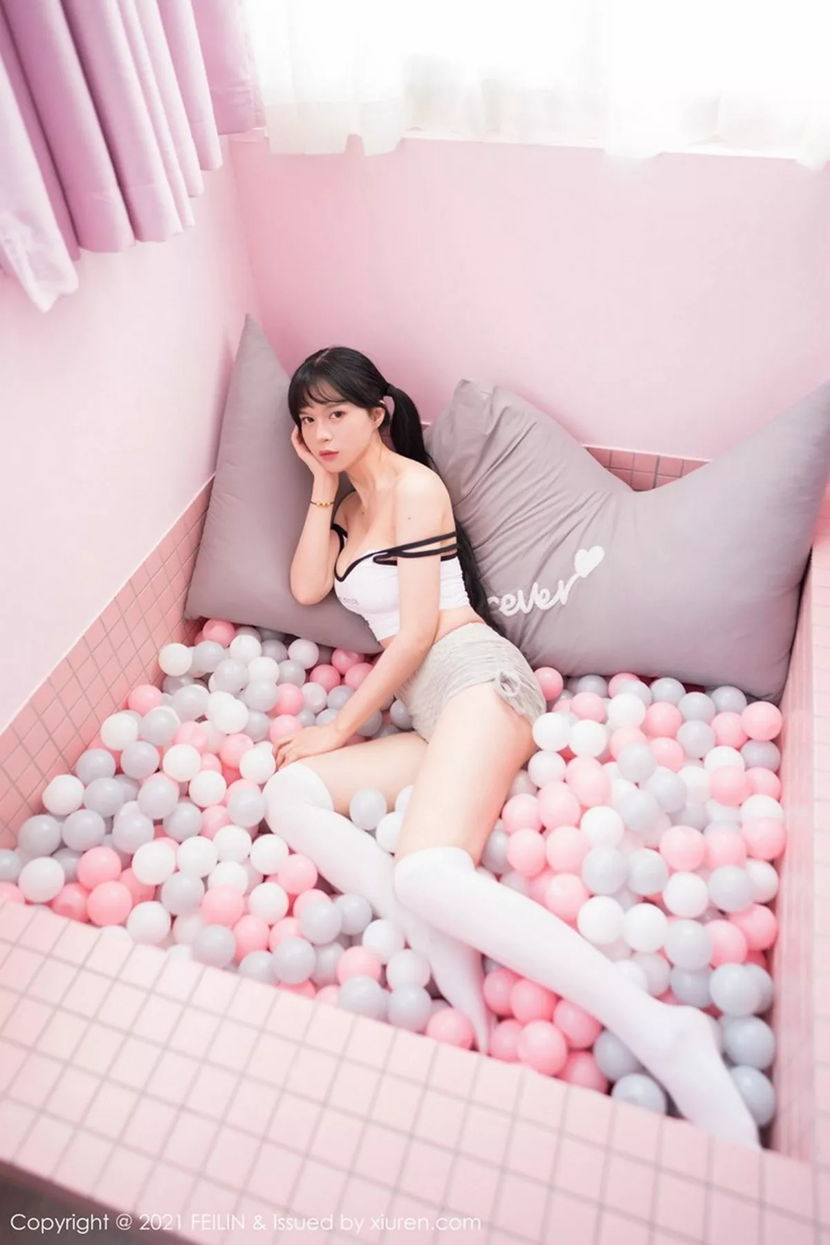 秀人集.com_[FeiLin嗲囡囡]VOL.364_嫩模桃香子私房波波池白色抹胸内衣半撩露豪乳诱惑写真40P
