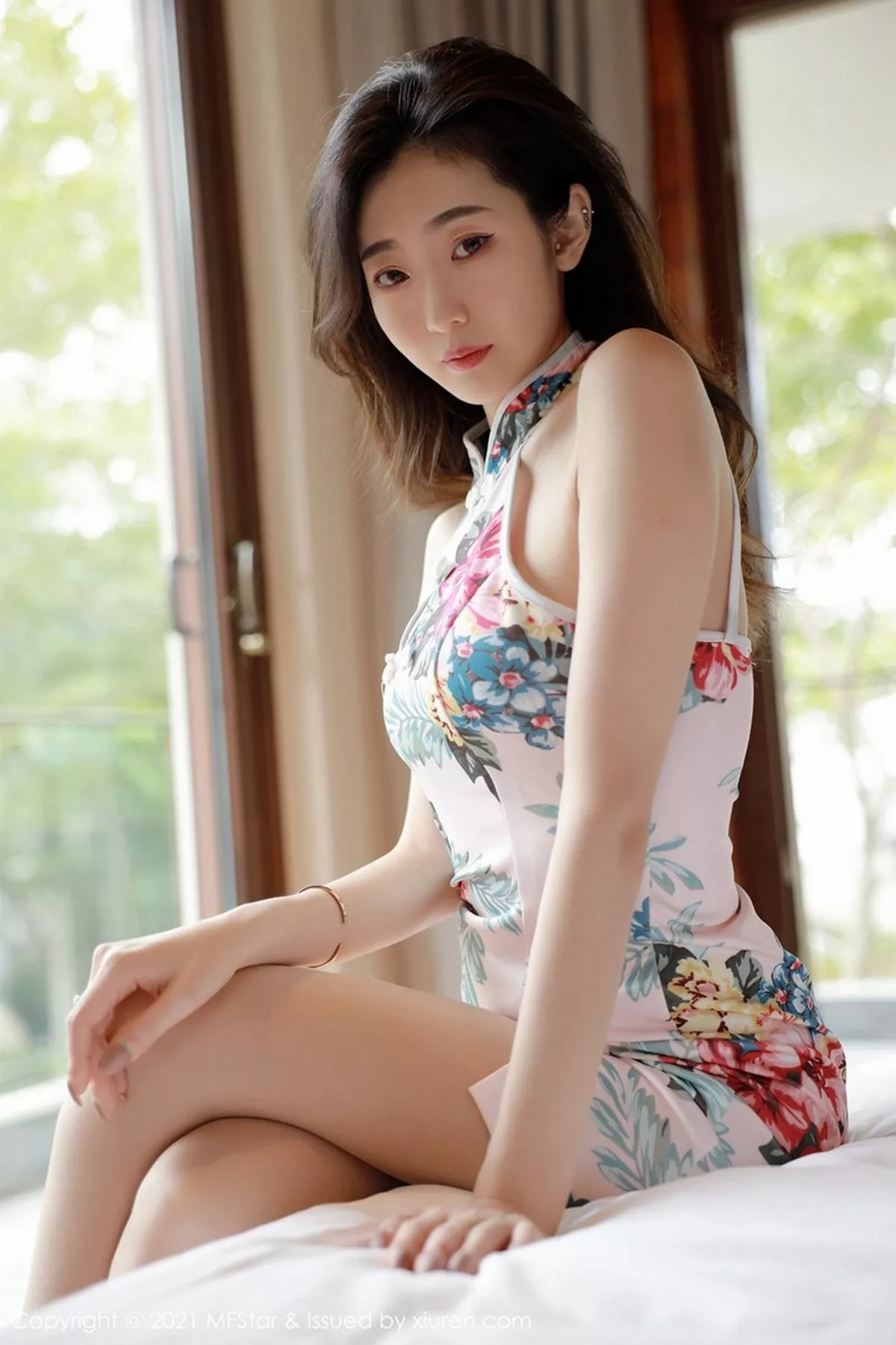 秀人集.com_[MFStar模范学院]Vol.431_嫩模安琪Yee三亚旅拍华丽典雅旗袍配肉丝裤袜完美诱惑写真45P