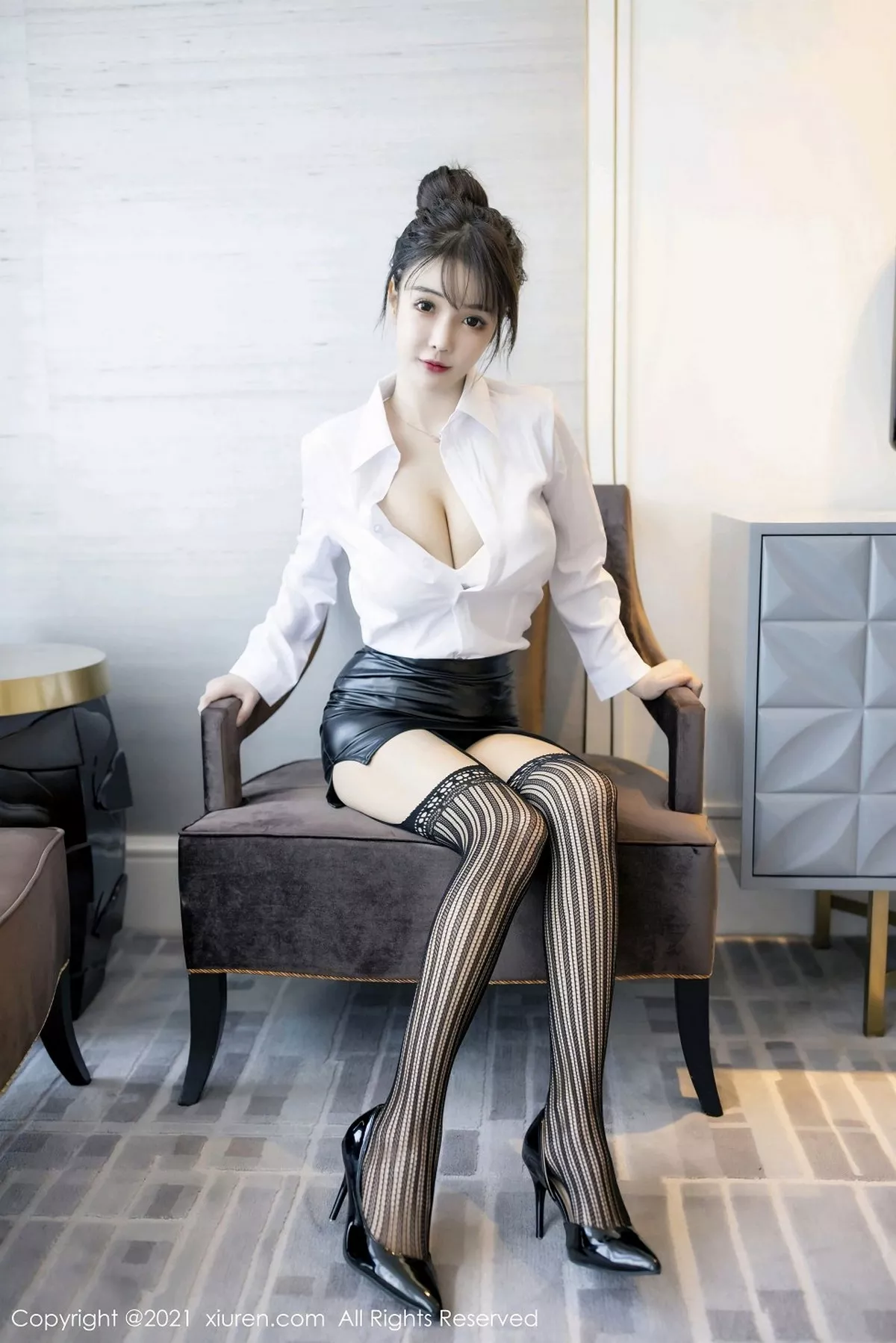 秀人集.com_[XiuRen秀人网]No.2976_嫩模南初妹妹经典秘书职业装主题白衬衣配黑短裙秀美腿诱惑写真53P