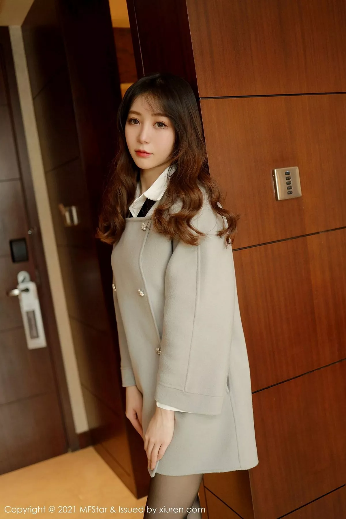 秀人集.com_[MFStar模范学院]Vol.433_嫩模水水er私房白衬衫配黑短裙露开档黑丝裤袜诱惑写真41P