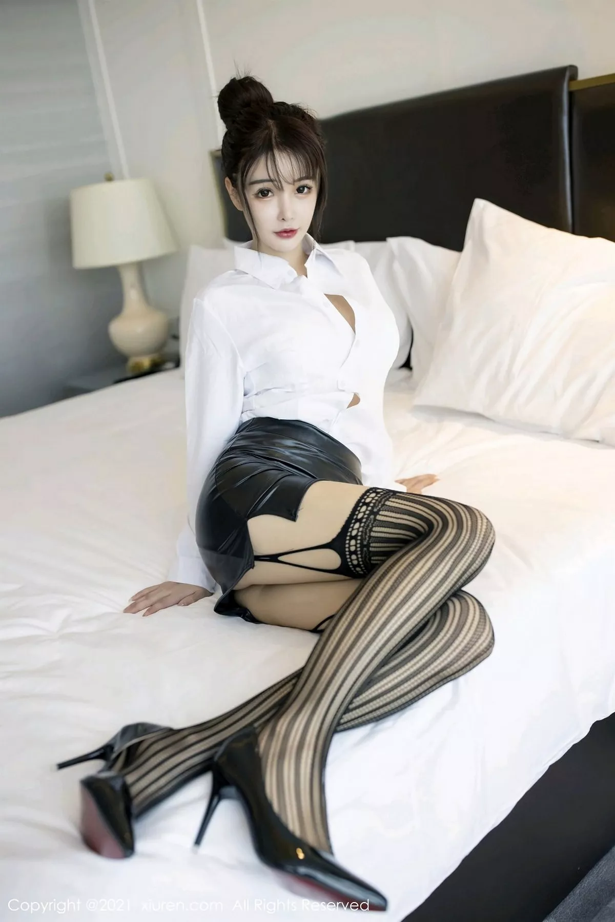 秀人集.com_[XiuRen秀人网]No.2976_嫩模南初妹妹经典秘书职业装主题白衬衣配黑短裙秀美腿诱惑写真53P