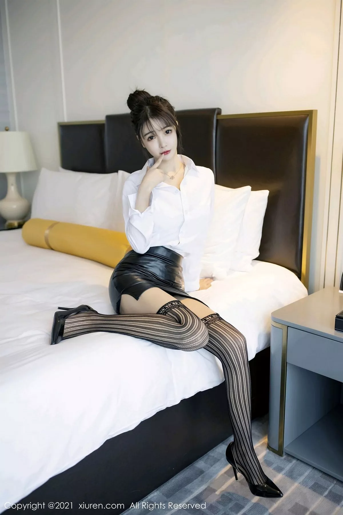 秀人集.com_[XiuRen秀人网]No.2976_嫩模南初妹妹经典秘书职业装主题白衬衣配黑短裙秀美腿诱惑写真53P