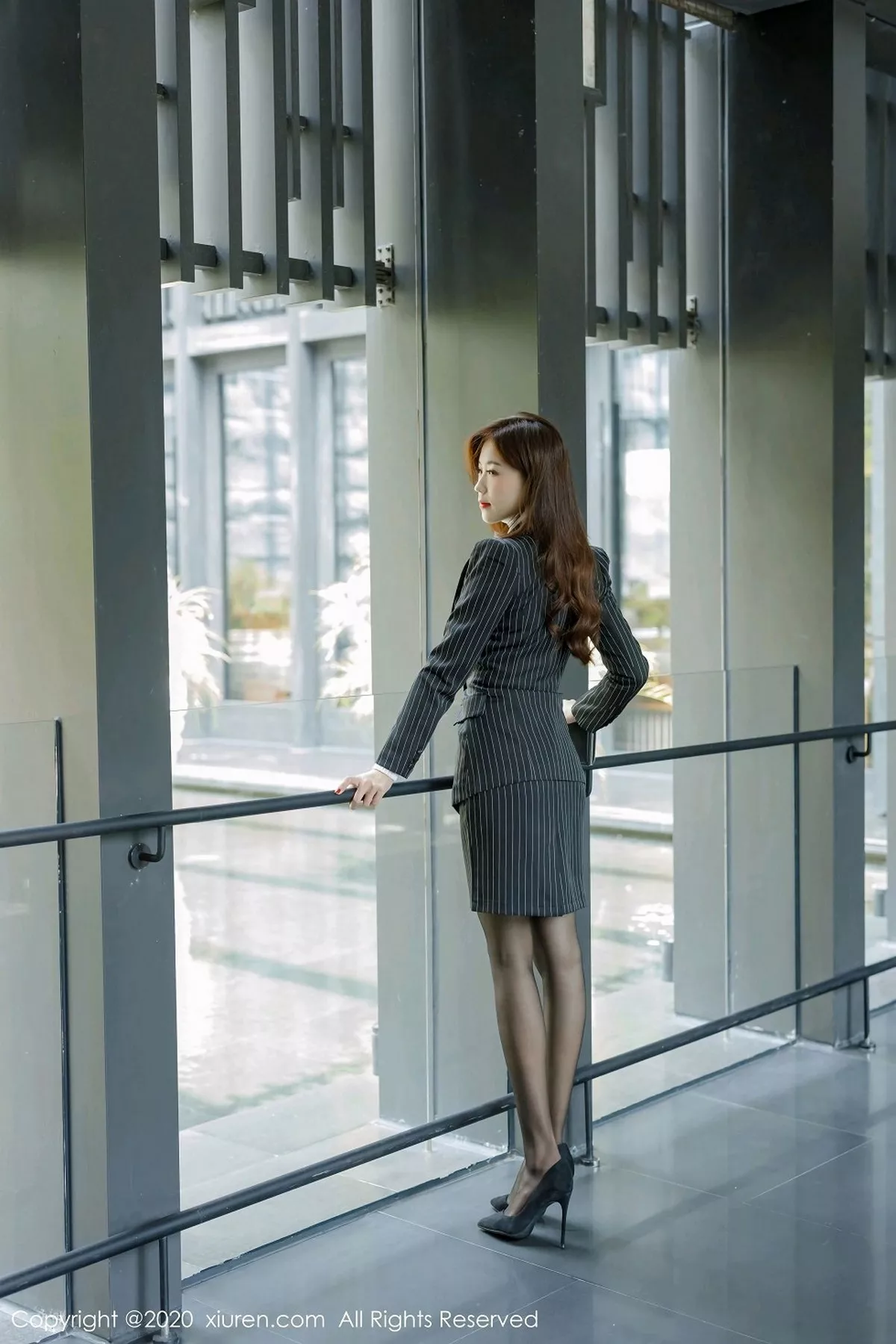 秀人集.com_[XiuRen秀人网]No.2910_嫩模杨紫嫣Cynthia职场女老板主题半脱露开档黑丝裤袜诱惑写真66P