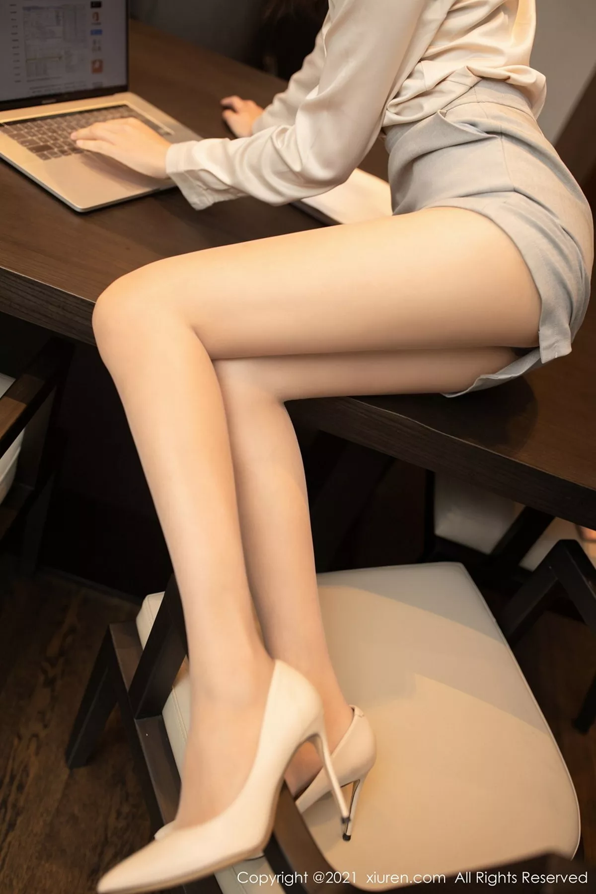 秀人集.com_[XiuRen秀人网]No.2987_嫩模陆萱萱视频培训职场制服主题肉丝裤袜露蕾丝内裤诱惑写真65P