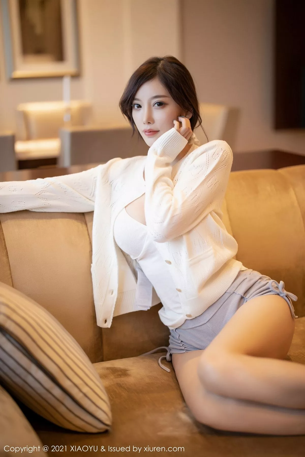 秀人集.com_[XiaoYu画语界]Vol.447_女神杨晨晨sugar成都旅拍私房床上半脱肉丝裤袜诱惑写真51P