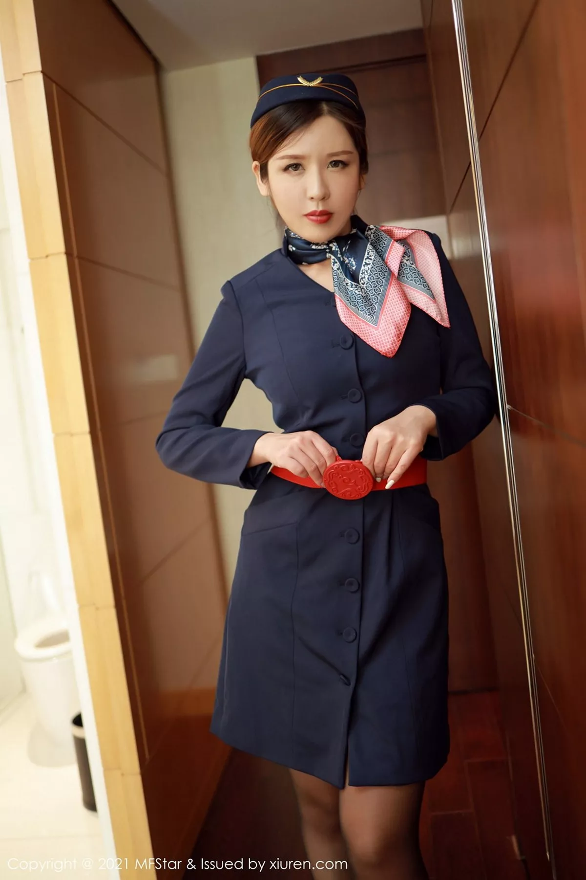 秀人集.com_[MFStar模范学院]Vol.437_嫩模Isabelle贵贵空乘职业制服主题露开档黑丝裤袜诱惑写真36P