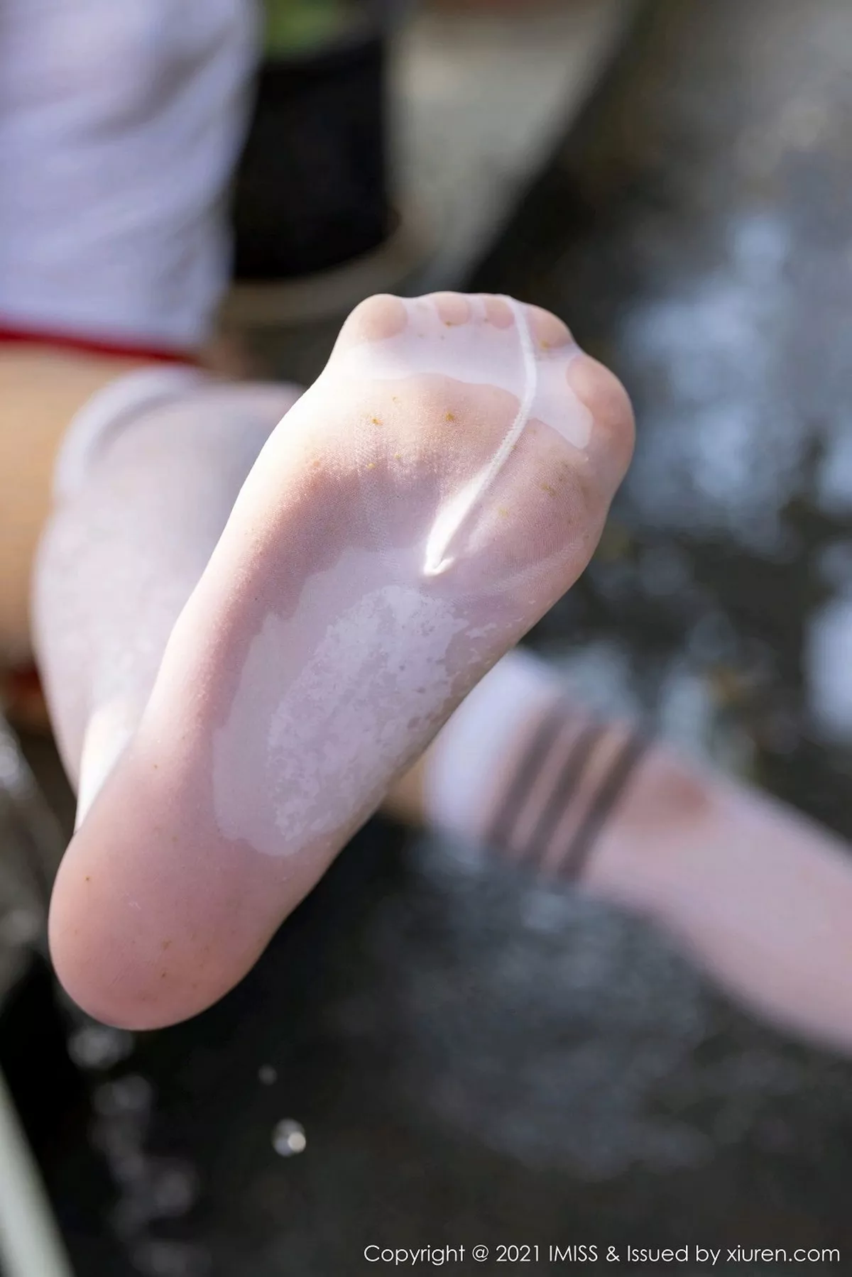 秀人集.com_[IMISS爱蜜社]Vol.542_嫩模九月生户外红色运动内衣秀完美身材泳池湿身透视诱惑写真55P