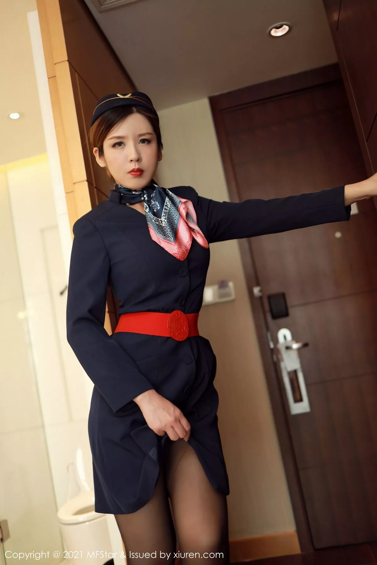 秀人集.com_[MFStar模范学院]Vol.437_嫩模Isabelle贵贵空乘职业制服主题露开档黑丝裤袜诱惑写真36P