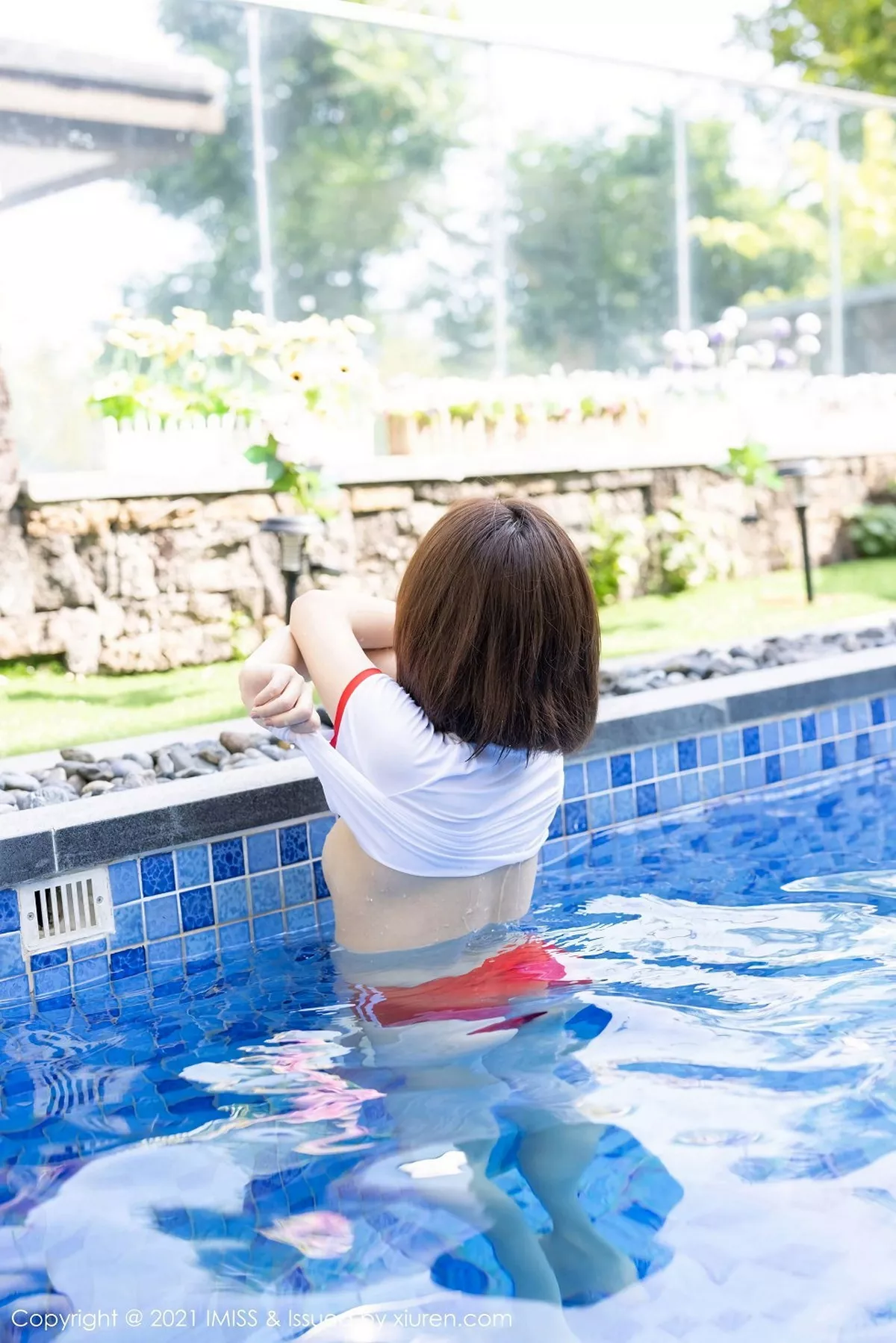 秀人集.com_[IMISS爱蜜社]Vol.542_嫩模九月生户外红色运动内衣秀完美身材泳池湿身透视诱惑写真55P