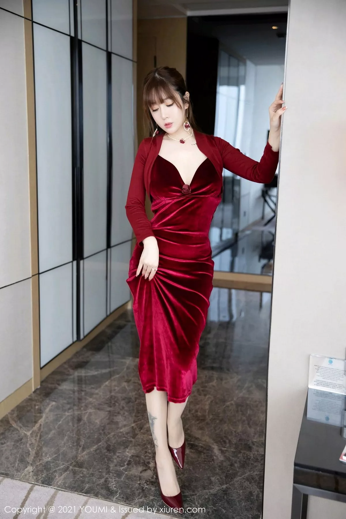 秀人集.com_[YouMi尤蜜荟]Vol.588_女神王雨纯典雅酒红色礼裙半撩露肉丝裤袜秀翘臀美腿诱惑写真49P