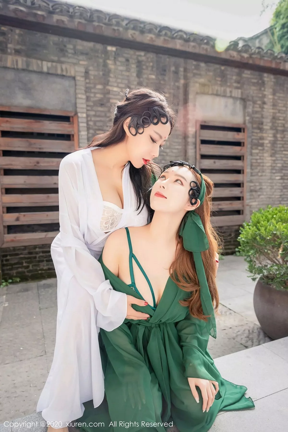 秀人集.com_[XiuRen秀人网]No.2913_女神尤妮丝＆果儿Victoria演绎青白蛇主题私房内衣诱惑写真57P