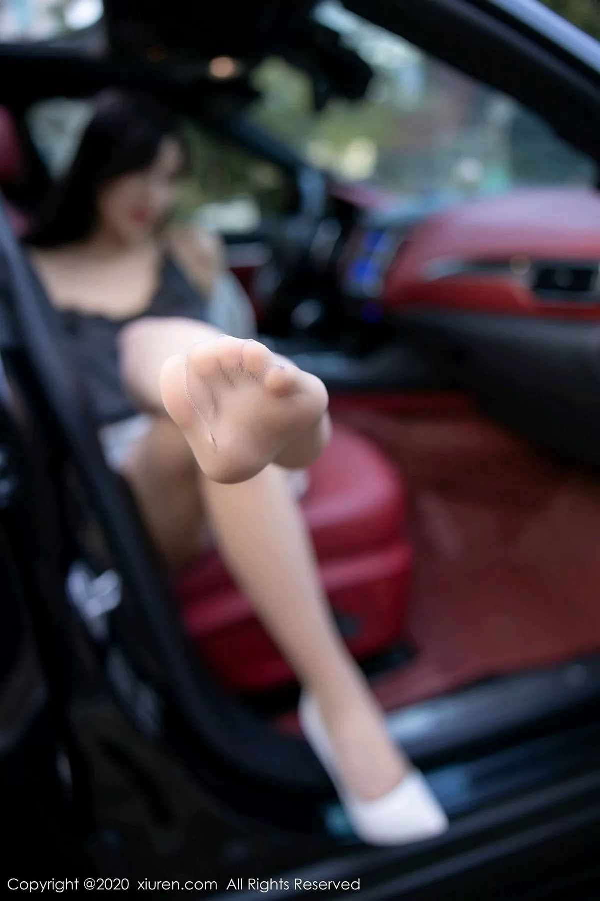 秀人集.com_[XiuRen秀人网]No.2928_女神杨晨晨sugar户外香车美人主题半脱肉丝裤袜秀翘臀诱惑写真80P