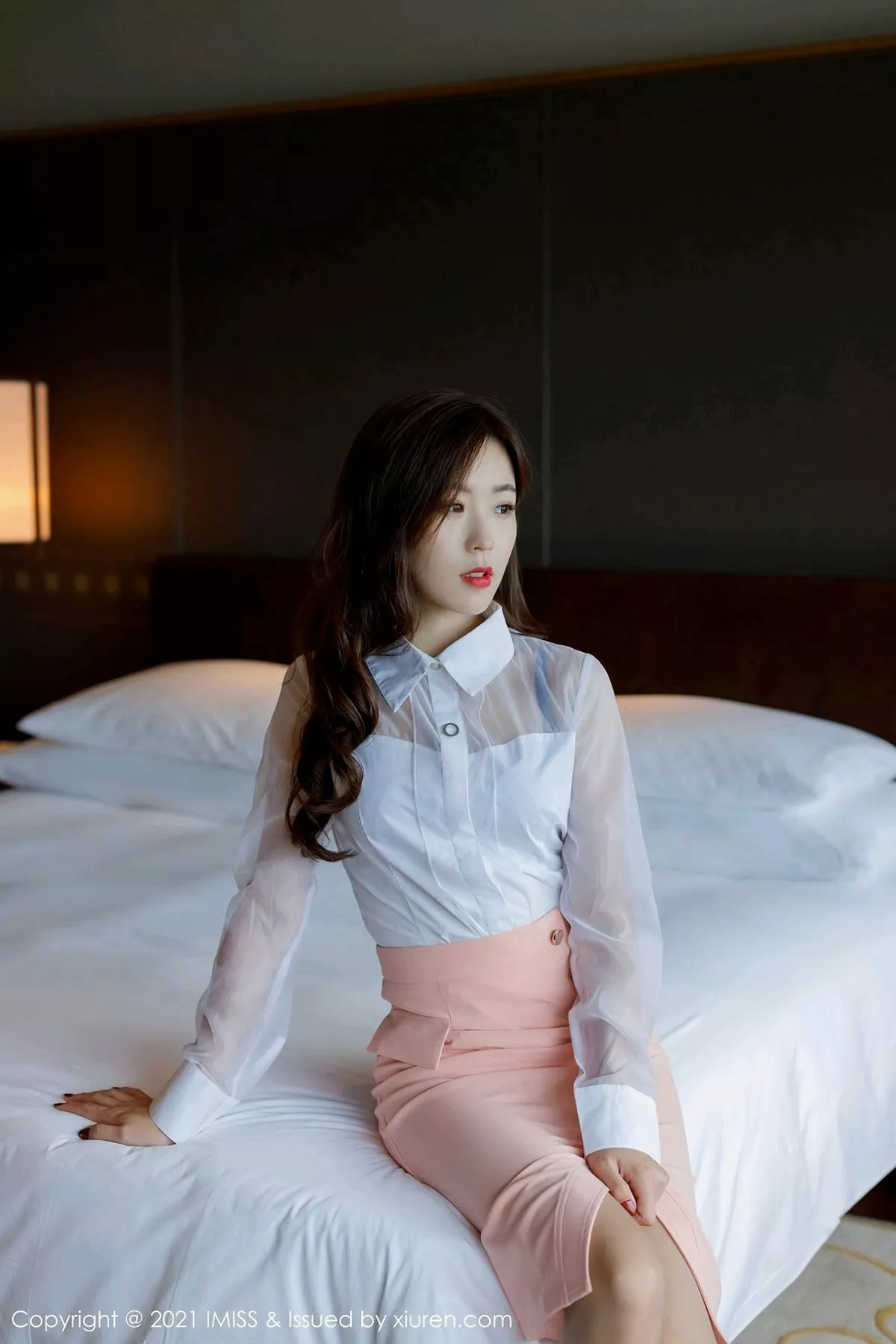 秀人集.com_[IMISS爱蜜社]Vol.544_嫩模杨紫嫣Cynthia经典白衬衣配粉色短裙秀丝袜美腿诱惑写真62P