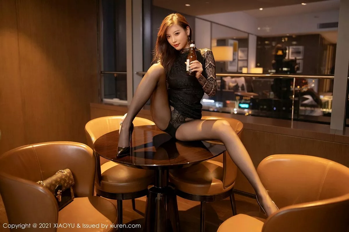 秀人集.com_[XiaoYu画语界]Vol.452_女神杨晨晨sugar成都旅拍私房半脱黑丝裤袜秀翘臀诱惑写真86P