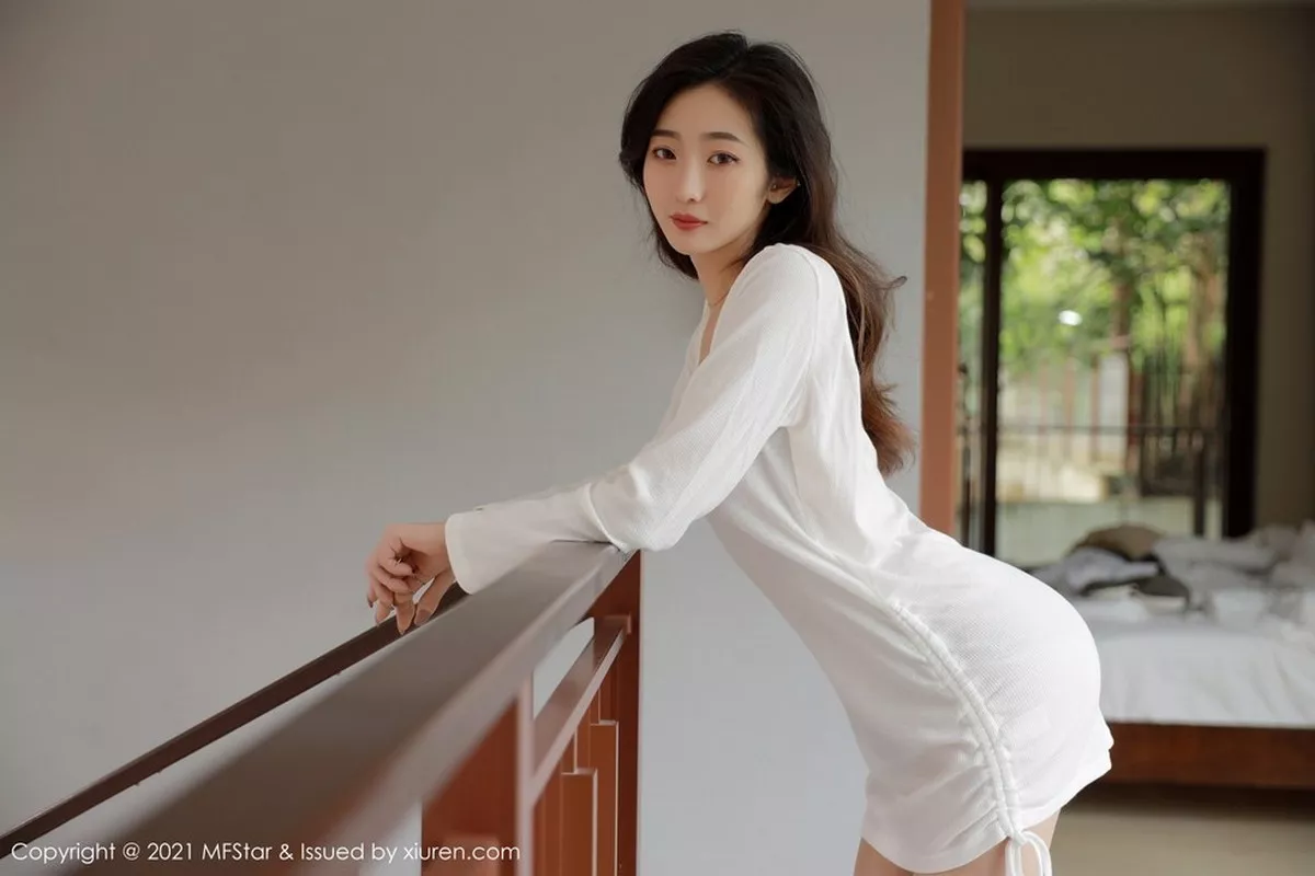 秀人集.com_[MFStar模范学院]Vol.446_嫩模安琪Yee三亚旅拍薄透白色上衣配朦胧肉丝袜极致魅惑写真50P