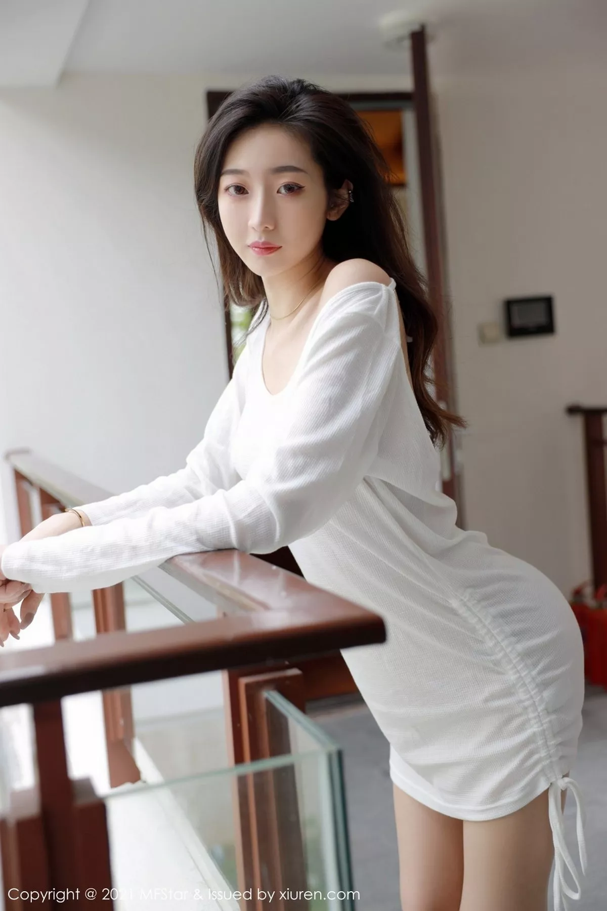 秀人集.com_[MFStar模范学院]Vol.446_嫩模安琪Yee三亚旅拍薄透白色上衣配朦胧肉丝袜极致魅惑写真50P