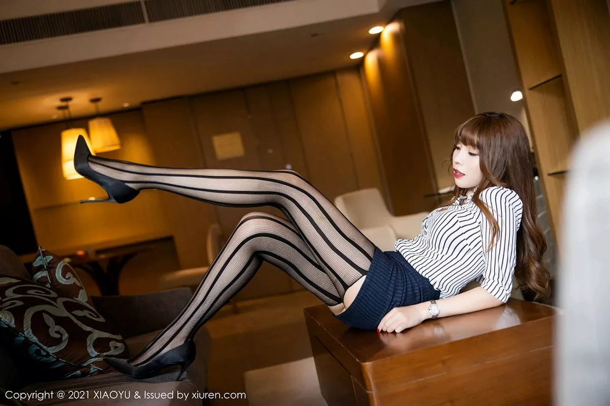 秀人集.com_[XiaoYu画语界]Vol.459_女神芝芝Booty私房半脱露红色蕾丝内衣配黑丝吊袜诱惑写真80P